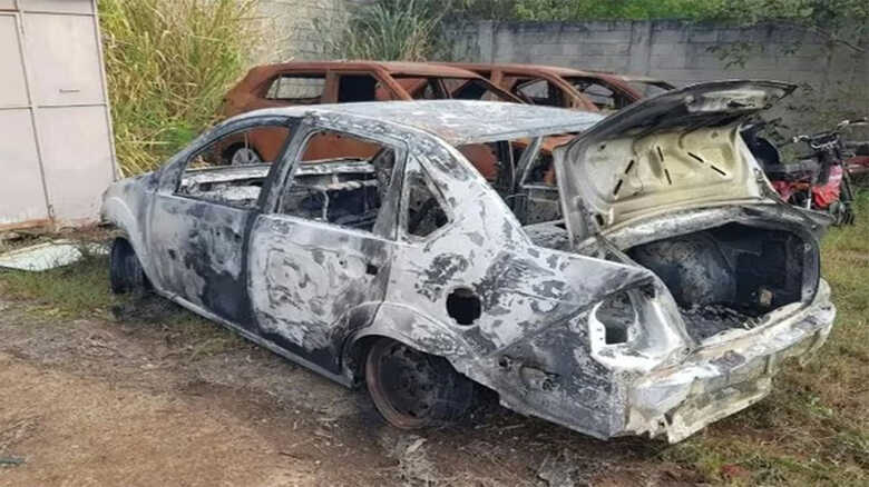 Corpos foram encontrados carbonizados dentro de um carro