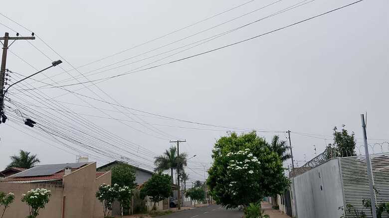 Em Campo Grande, céu nublado e com direito a neblina