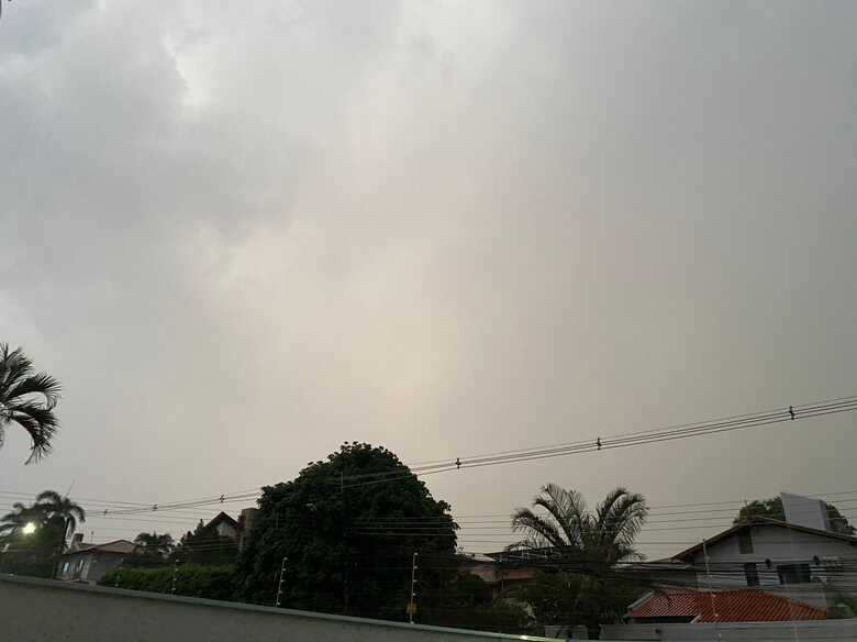 A previsão para esta noite é de pancadas de chuva, com muitas nuvens, possibilidade de queda de granizo