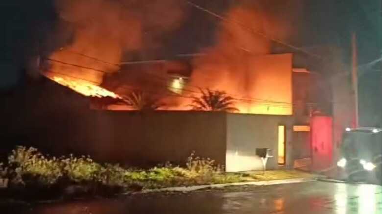 Casa foi tomada pelo incêndio