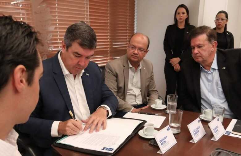 Governador, Riedel, ao lado do vice Barbosinha e secretário Eduardo Rocha