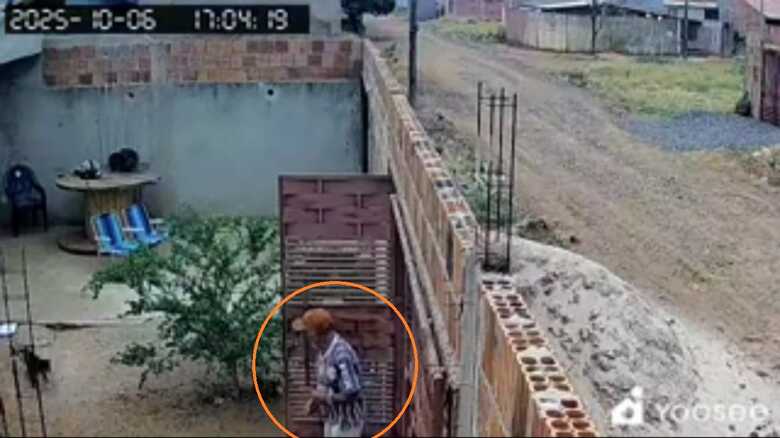 Ramão em seus últimos momentos em vida entrando na casa do criminoso