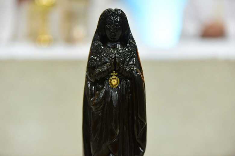 Imagem da paróquia da Capital carrega o fragmento dentro do relicário dourado