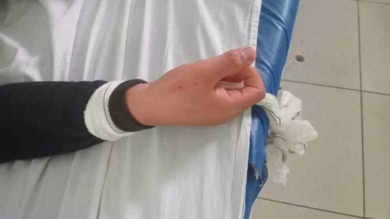 Ele está amarrado a maca desde que foi internado