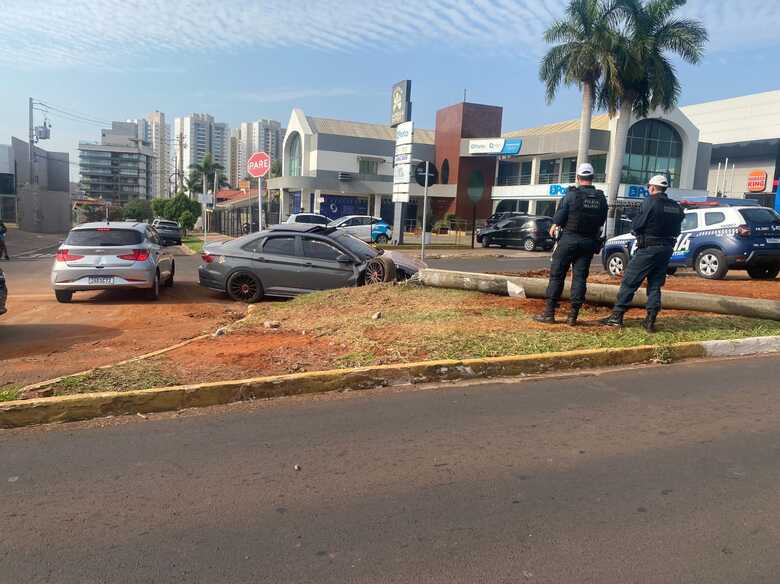 Motorista derrubou o poste e travou a pista da avenida