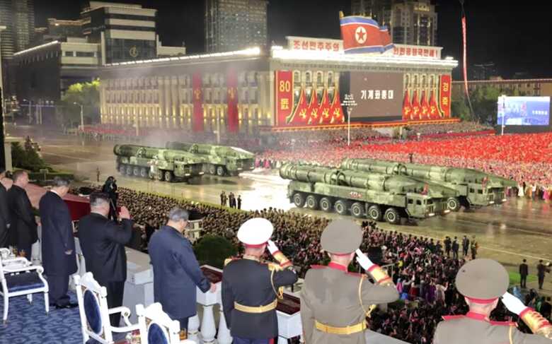 Mísseis intercontinentais da Coreia do Norte durante desfile militar