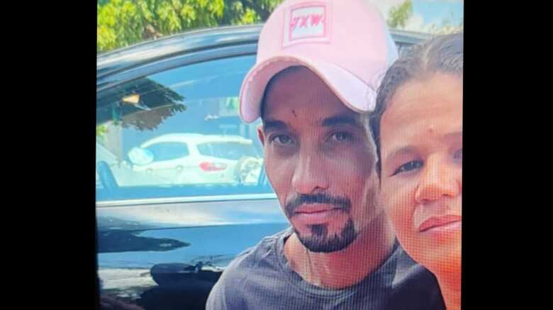 Carlos está foragido