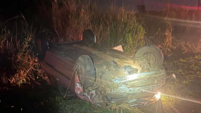 Carro foi encontrado capotado nas margens da rodovia