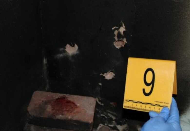 Marcas de tiros na casa onde o crime ocorreu - 