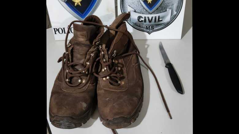 Calçado usado no dia do crime e a faca usada para agredir a vítima