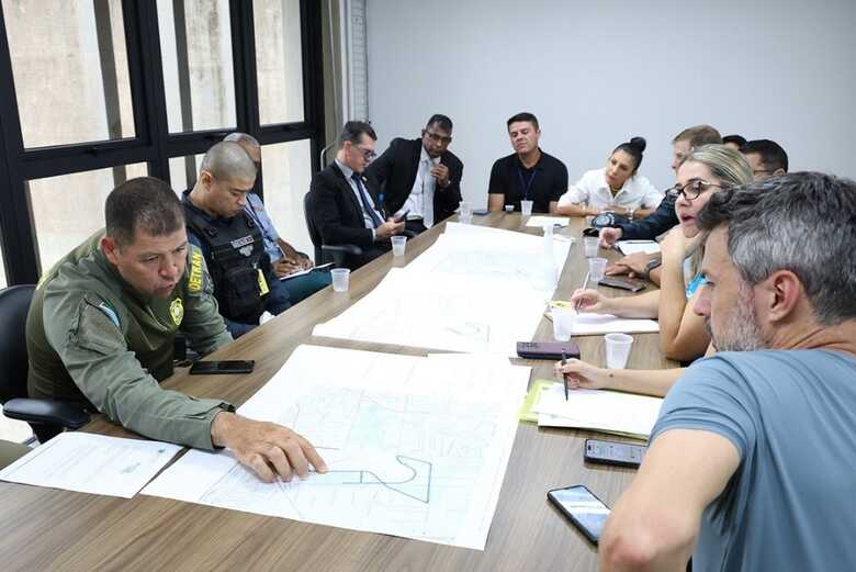 Reunião de trabalho com equipes de segurança