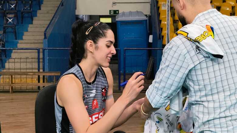 Diana atendeu aos fãs no Guanandizão