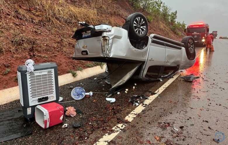 Caminhonete capotada na BR-359