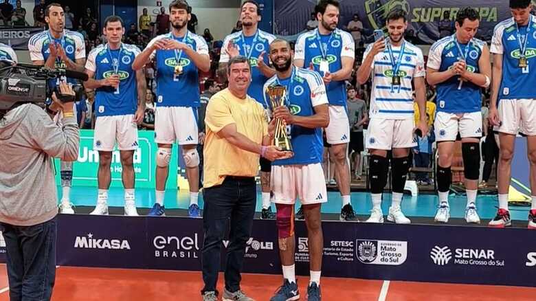 Riedel entregou troféu para a equipe do Sada Cruzeiro, campeão da Supercopa Masculina de Vôlei