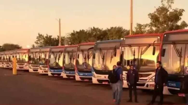 Ônibus ficaram nas garagens logo cedo