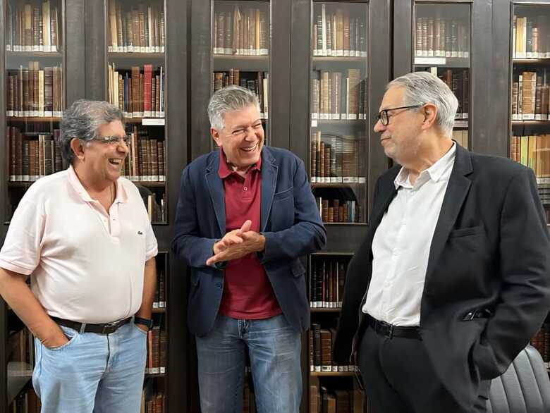 Ao centro o presidente do Fórum Brasileiro, Henrique de Medeiros; à.esquerda o vice Antonio Penteado Mendonça e o secretário Ernani Buchmann