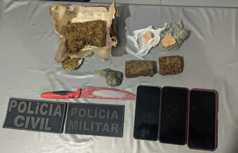 Itens apreendidos com os membros do Comando Vermelho