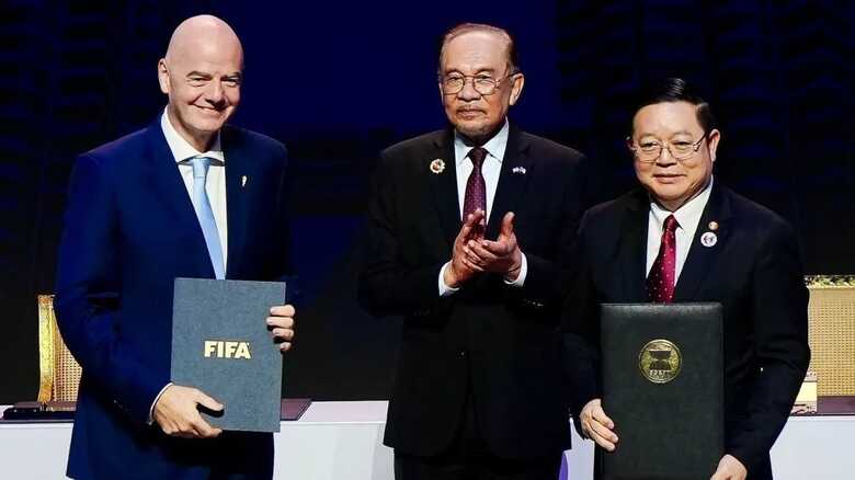 O presidente da Fifa, Gianni Infantino, o primeiro-ministro malaio, Anwar Ibrahim, e o secret&aacute;rio-geral da ASEAN, Kao Kim Hourn 