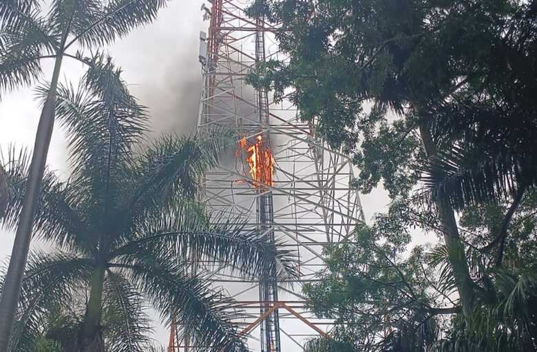 Fogo atingiu parte da antena de transmissão