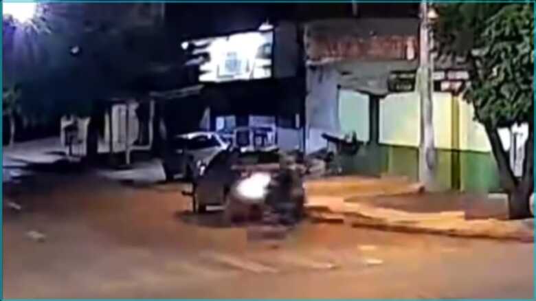 Motociclista atingiu a traseira da picape