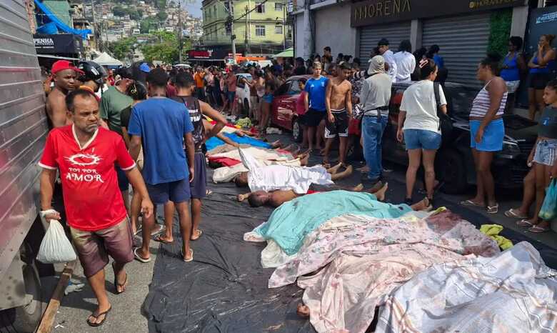 Corpos em área de mata foram levados para a praça da comunidade