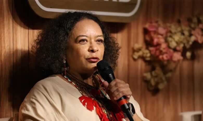 É a primeira mulher negra em 128 de existência da ABL