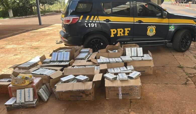 Os dois homens não informaram o destino do entorpecente e foram presos em flagrante.