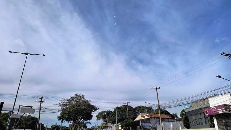 Tempo amanheceu com alguns nuvens, mas calor predomina