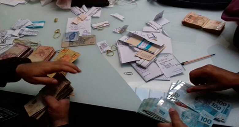 Dinheiro apreendido em uma das fases da Operação Lama Asfáltica - 