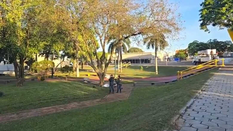 Motociclista bateu no banco da praça