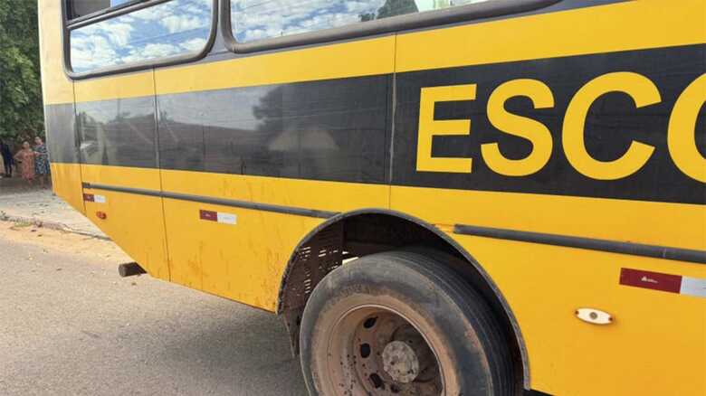 Motorista conduzia um ônibus escolar no momento do acidente