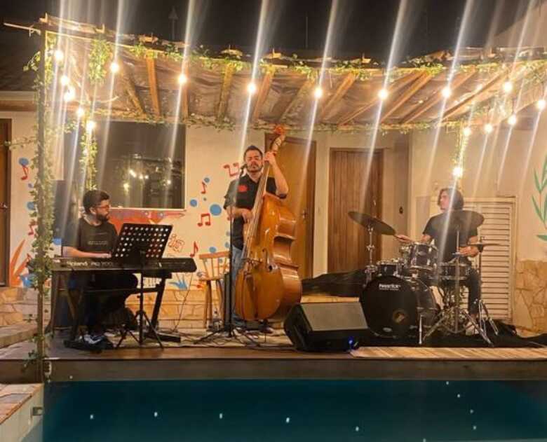 Jota Trio apresenta show dedicado ao legado de Tom Jobim, misturando jazz e bossa nova em clima intimista