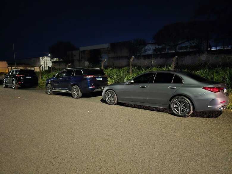 Carros de luxo apreendidos após prisão do suspeito no bairro Daniel Fonseca em Uberlândia