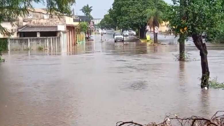 Avenida Capibaribe, em Campo Grande, ficou completamente alagada