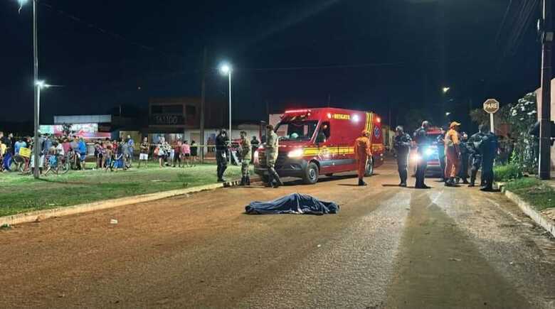 Corpo ficou caído no meio da rua