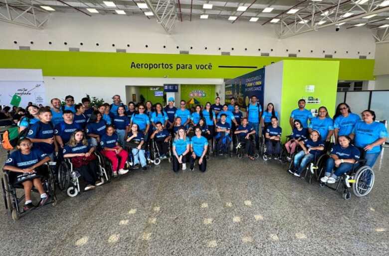 Antes do embarque, os atletas e técnicos recebem kits esportivos nesta quinta-feira 