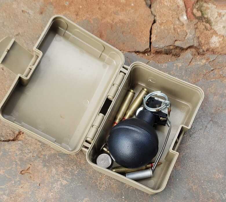 No interior do imóvel, os agentes encontraram ainda três munições de fuzil calibre 5.56, duas munições de pistola calibre 380 e a granada