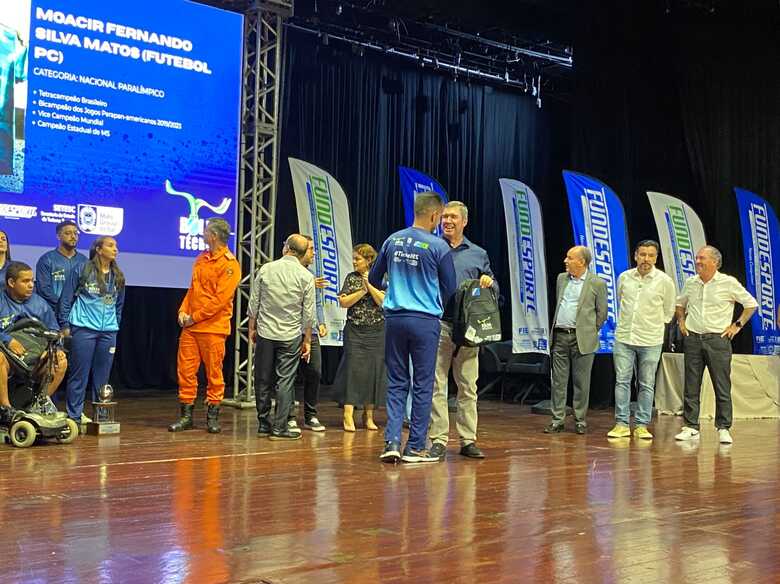 Riedel entrega bolsa a um dos atletas contemplados