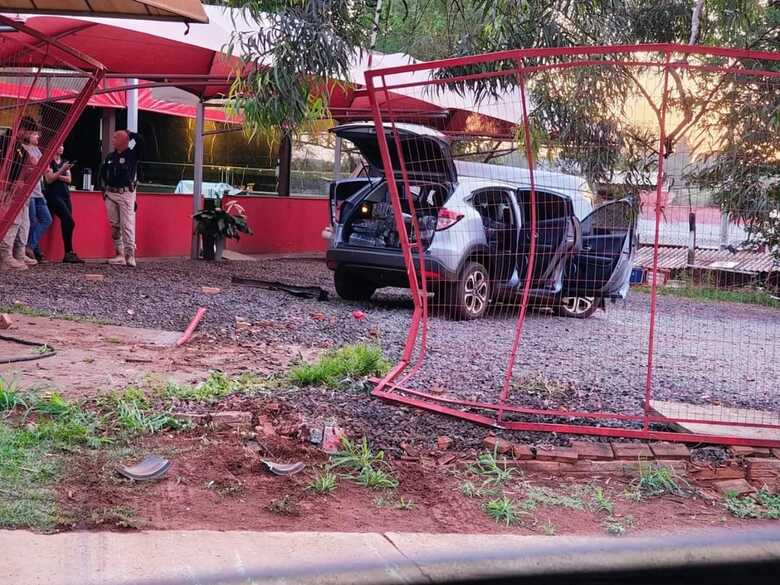 Carro só parou após a batida