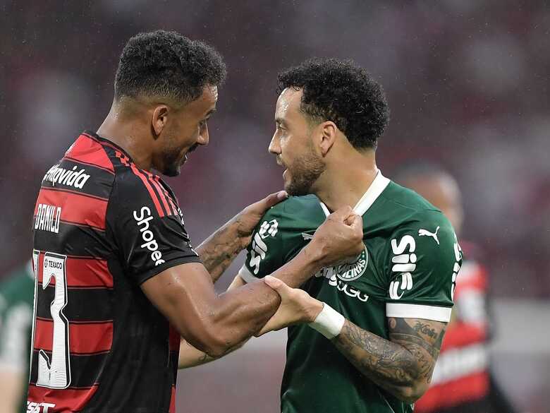 Danilo e Felipe Anderson se estranham em Flamengo x Palmeiras, pelo Brasileirão