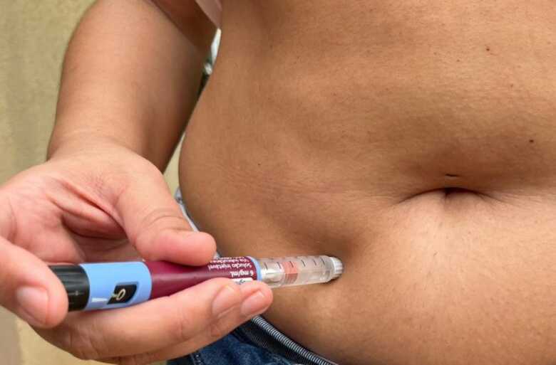 A Secretaria reforça que o tratamento deve ser conduzido por profissionais habilitados e baseado em práticas seguras