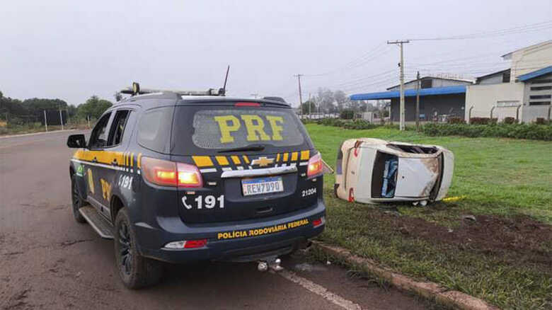 Veículo capotou em uma rotatória