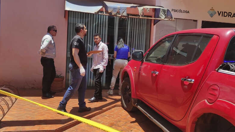 Vítima foi encontrada caída ao lado de uma mesa