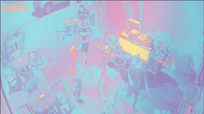 Pessoas do estabelecimento precisaram se abrigar após os disparos