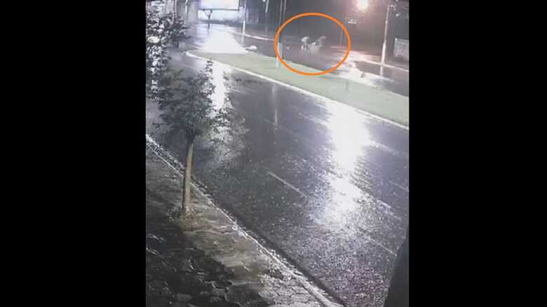 Criminosos arrastaram o cofre por avenida da cidade