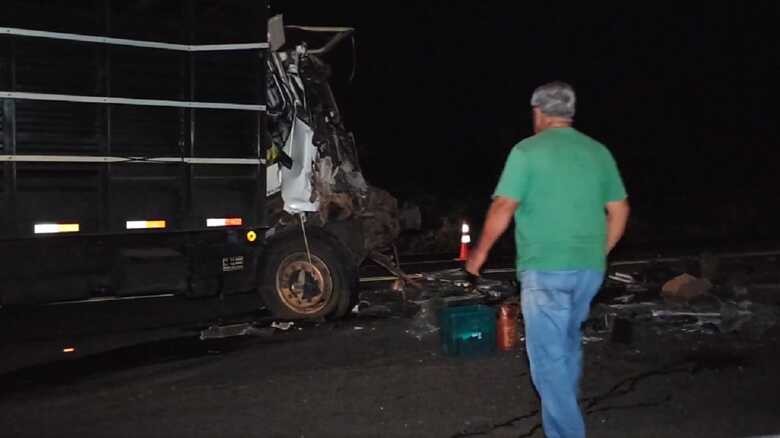 Cícero ao lado do caminhão, todo destruído