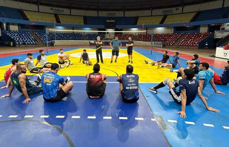 Jogadores treinam para a estreia no final de novembro