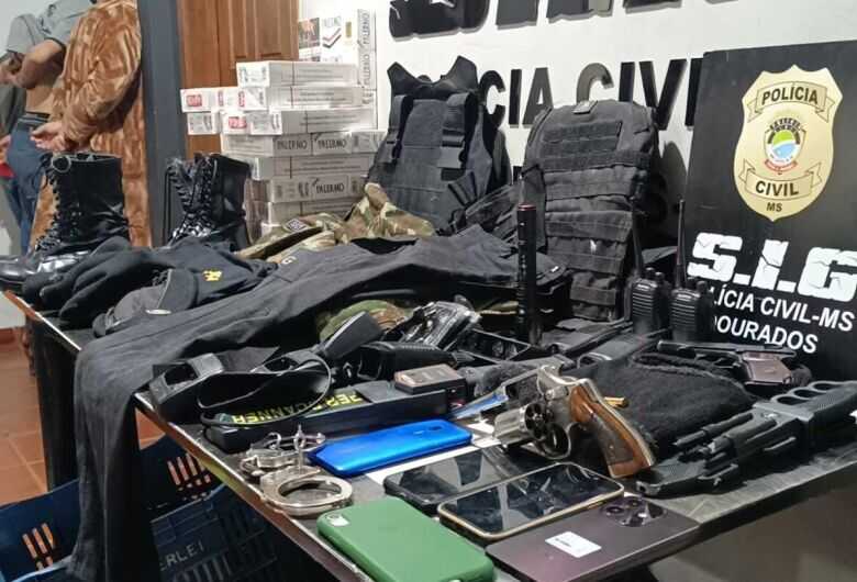 Grupo criminoso se passava por policiais; materiais apreendidos na ação.  