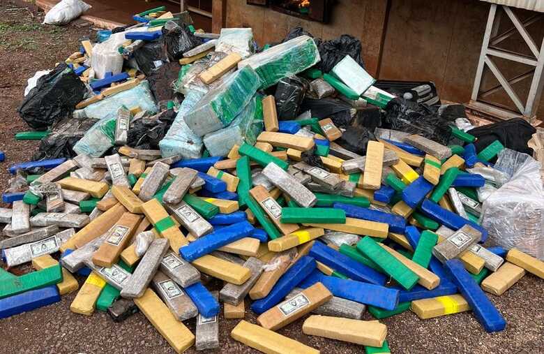 A destruição do material foi realizada em um forno industrial de alta temperatura