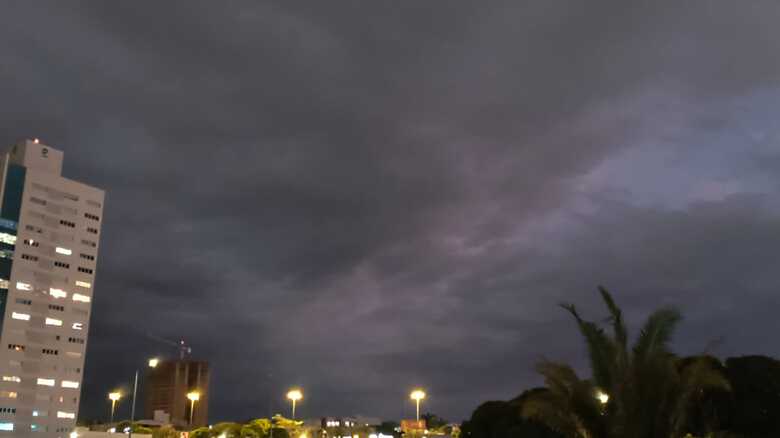 Um dia nublado e escuro em Campo Grande